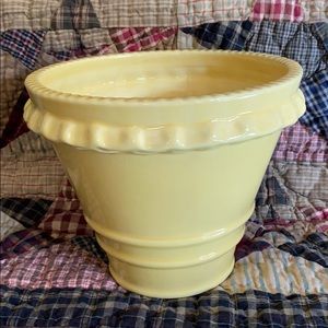 CHEERFUL YELLOW FLOWER POT